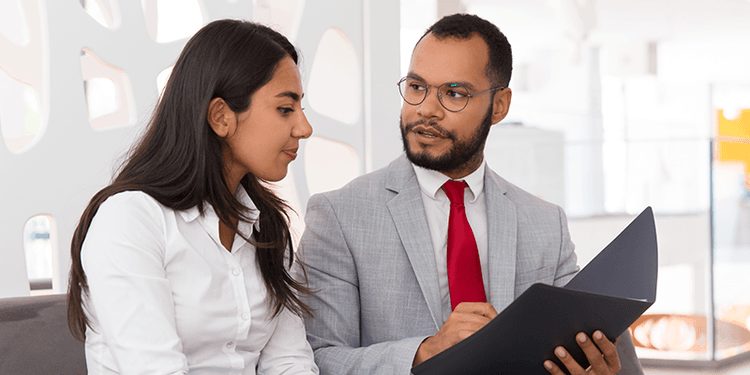 Recibe capacitacion constante en Casique y Asociados